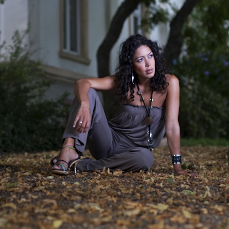 Das Bild zeigt Shirley in Laub sitzend.